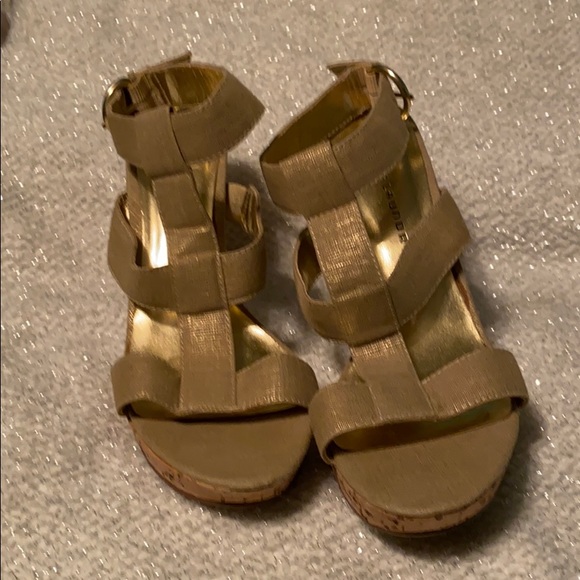 Chinese Laundry Gold & Cork Gladiator Platforms - Picture 2 of 8